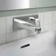 Wandmontierte Armatur in Chromoptik von Ideal Standard, ausgestattet mit einem Hebel zur Steuerung des Wasserdurchflusses, montiert über einem weißen Waschbecken.
